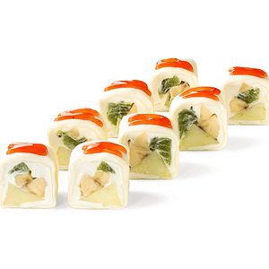 Сладкий ролл с клубничным соусом