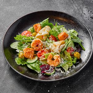 Теплый салат с лососем и жареными креветками