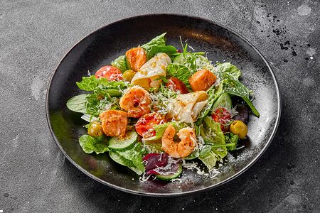 Теплый салат с лососем и жареными креветками