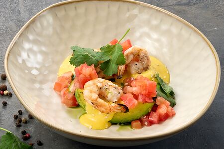 Креветки гриль с авокадо и манго соусом