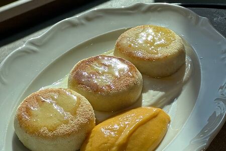 Сырники с абрикосовым курдом и греческим йогуртом