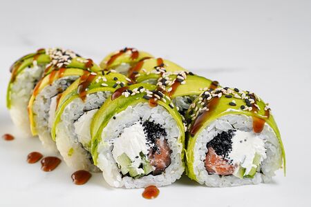 В авокадо с лососем и чёрной икрой тобико