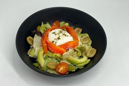 Микс-салат с лососем и яйцом пашот