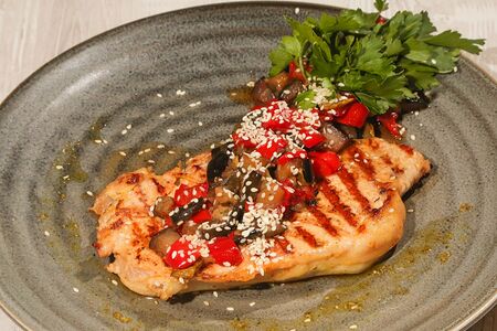 Эскалоп из cвинoй корейки с овощами в соусе Чили