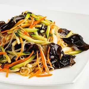 Салат из фунчозы с древесными грибами