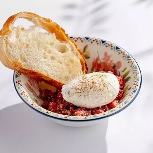 Тартар из говядины с яйцом пашот и чиабаттой