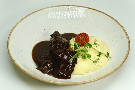 Телячьи щёчки с картофельным пюре