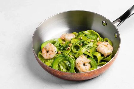 Тальятелле с обжаренными креветками и песто