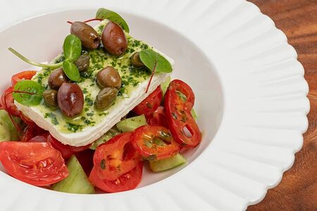 Греческий салат с фермерским сыром