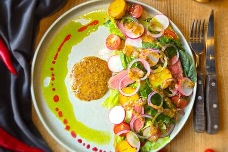 Салат с Ростбифом и малиновым уксусом