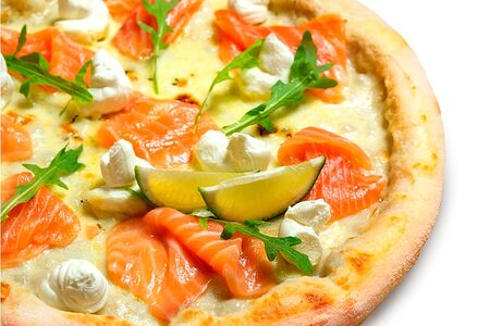 Пицца со слабосоленым лососем