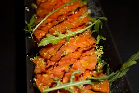 Карпаччо из спелых томатов под соусом песто