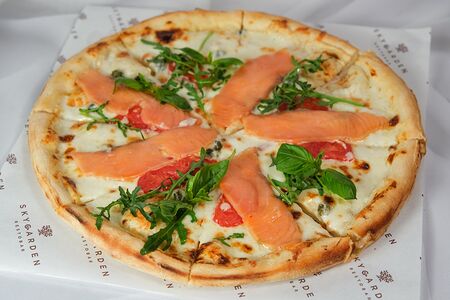 Пицца с лососем