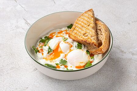 Турецкий завтрак с яйцами пашот и мятным кремом