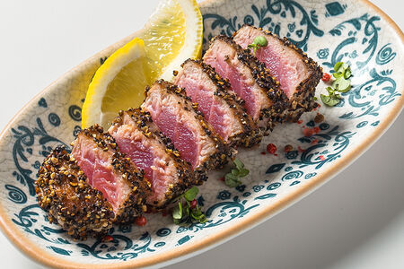 Тунец в корочке из дробленого черного перца