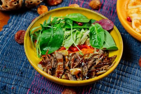 Теплый салат с говядиной