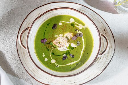 Крем-суп из спаржи со страчателлой