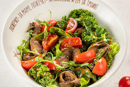 Салат с ростбифом, салатными листьями, томатами и горчичной заправкой