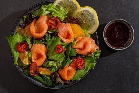 Салат с лососем и запеченными черри