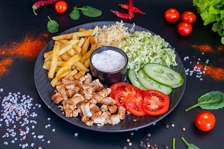 Шаурма в тарелке с курицей