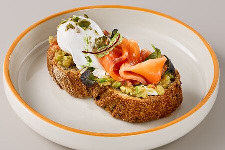 Брускетта с лососем 