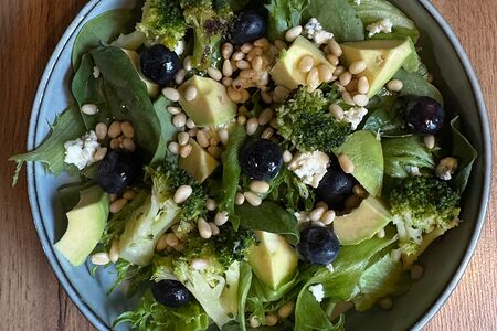 Легкий зеленый салат с брокколи альденте и голубикой