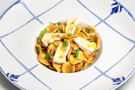 Джемелли с томленым кроликом, белыми грибами и сыром камамбер