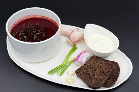 Борщ с бородинским хлебом и салом лардо