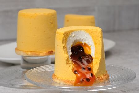 Пирожное Манго-маракуйя