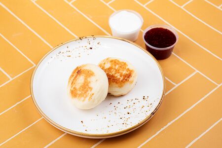 Сырники с йогуртом и ягодами