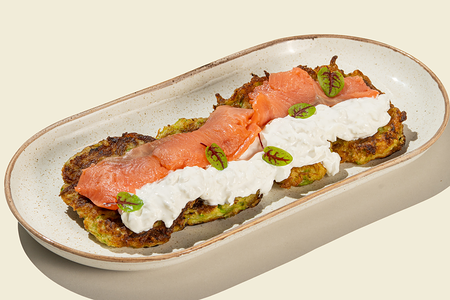 Оладьи кабачковые с лососем и сыром страчателла