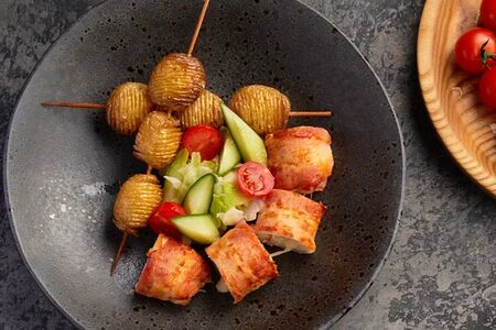 Куриная грудка в беконе с запеченным мини-картофелем с соусом тартар