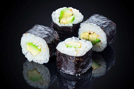 Ролл с авокадой