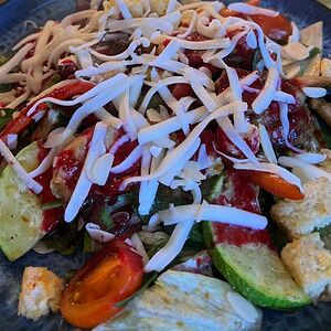 Салат с индейкой под ягодным соусом