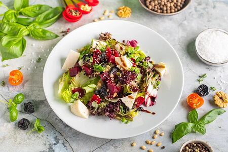 Салат из запеченный свеклы с орехами, черносливом и адыгейским сыром