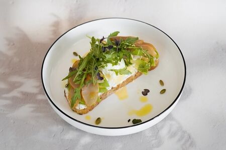 Авокадо тост с карпаччо из курицы