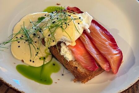 Бриошь с яйцом пашот и гравлаксом из лосося