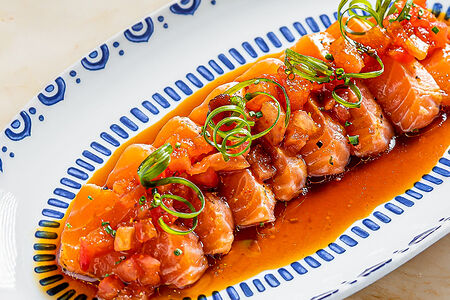 Татаки лосось, томатный понзу
