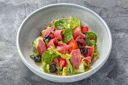 Салат с копченой уткой