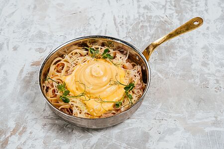 Карбонара с соусом голландез