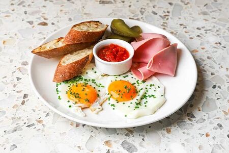 Багет с колбасой и яйцами 
