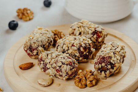 ПП-конфета с финиками и вишней