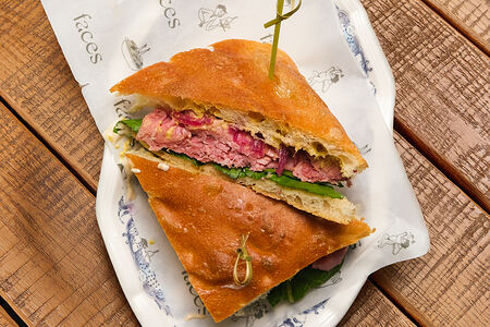 Сэндвич Вителло тоннато с маринованным луком