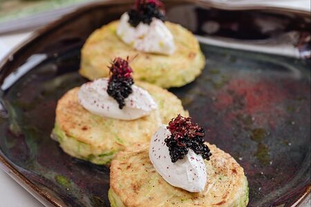 Воздушные драники из цукини с икорным акцентом