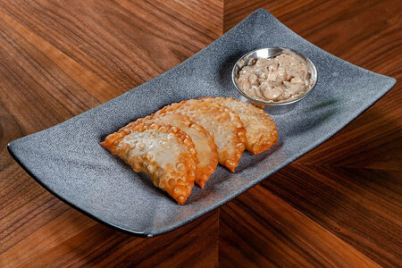 Мини-чебуреки с мраморной говядиной и трюфельным соусом