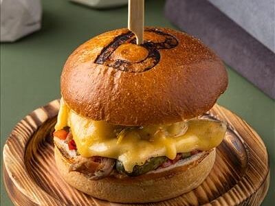 Бургер с рваной свининой