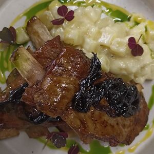 Бараньи рёбрышки со сливочным картофелем и карамельным луком