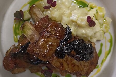 Бараньи рёбрышки со сливочным картофелем и карамельным луком