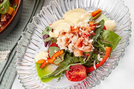 Камчатский краб с киноа и зеленым салатом