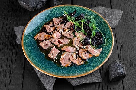 Пастрами из утки с тайской заправкой и свекольным мармеладом